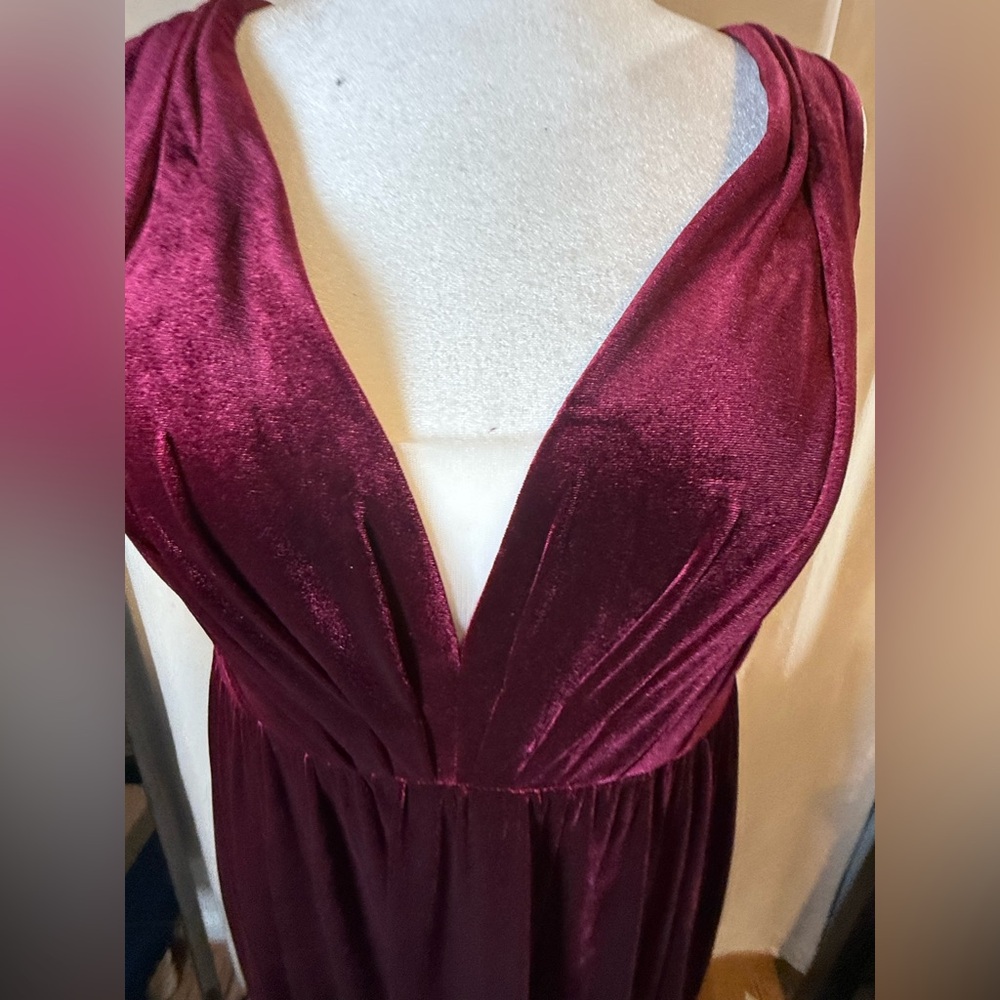Elegant Burgundy Velvet Evening Gown - Picture 2 of 6